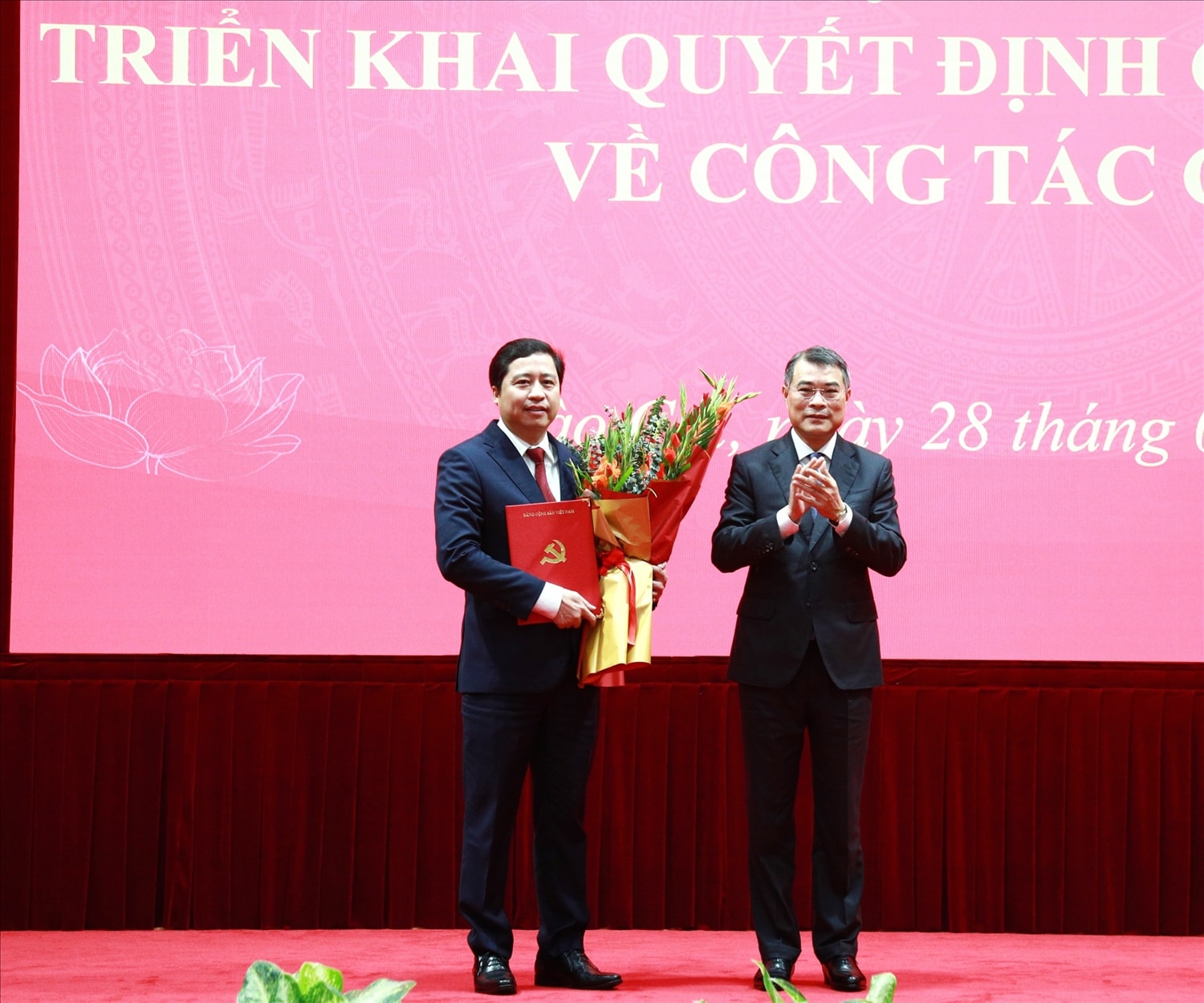 Trưởng Ban Tổ chức Trung ương Lê Minh Hưng trao quyết định của Bộ Chính trị và tặng hoa chúc mừng ông Dương Quốc Huy (Ảnh Trọng Bảo)