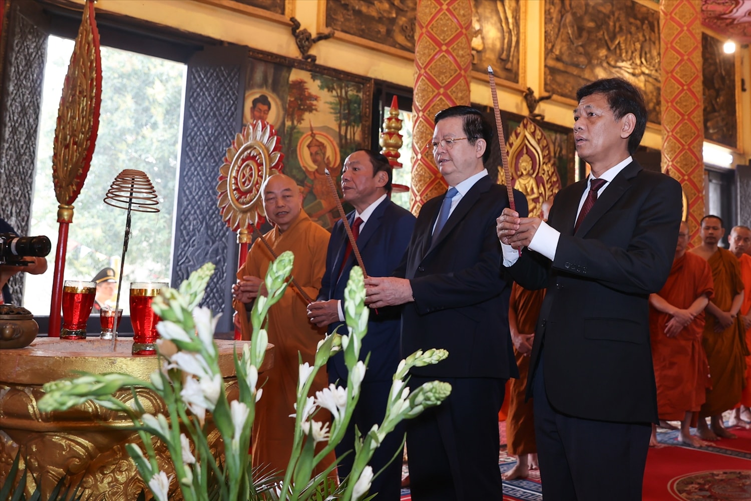 Phó Thủ tướng Mai Văn Chính và các đại biểu dâng hương tại chùa Khmer