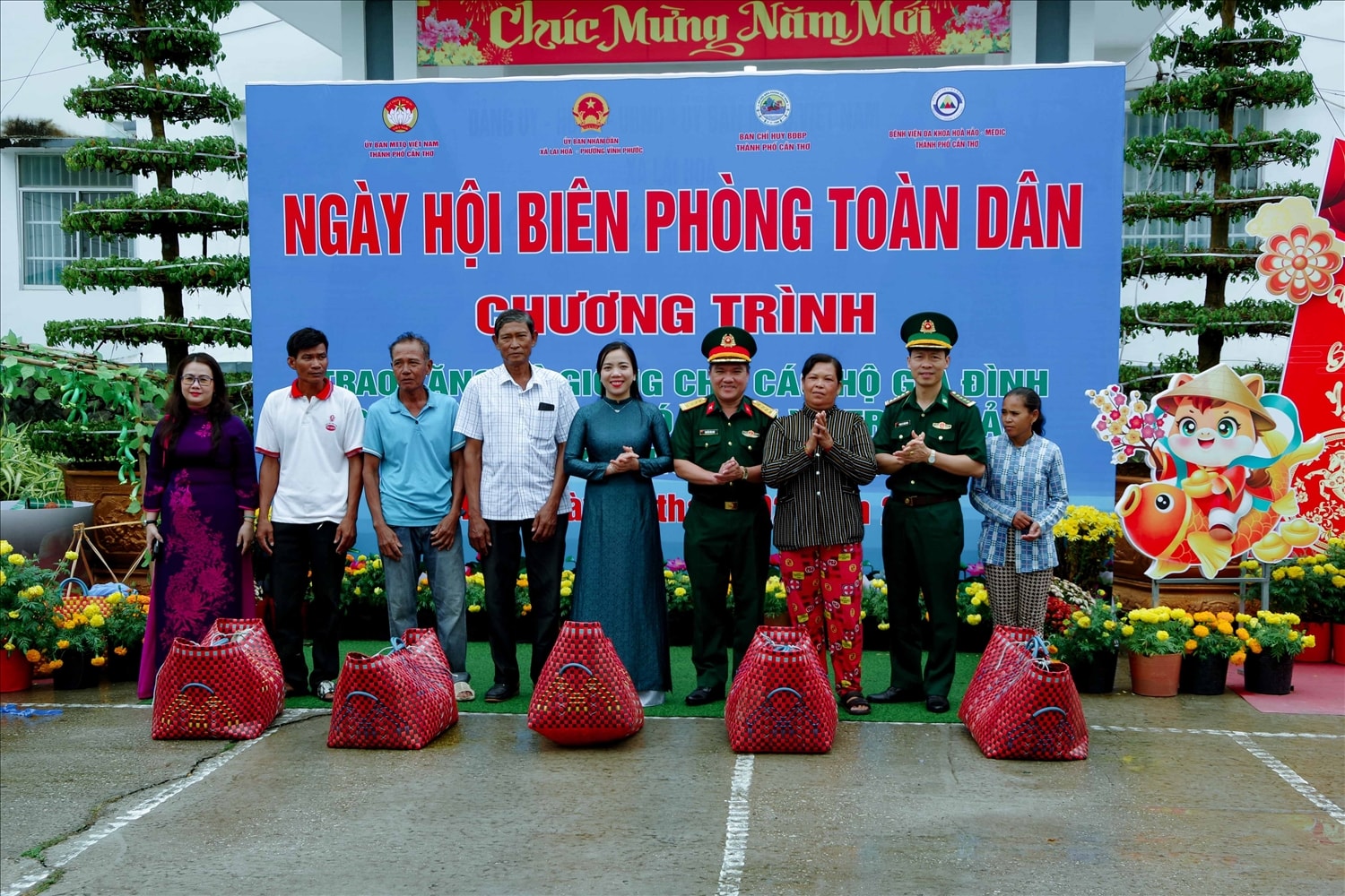 Trao tặng dê giống cho các hộ gia đình có hoàn cảnh khó khăn