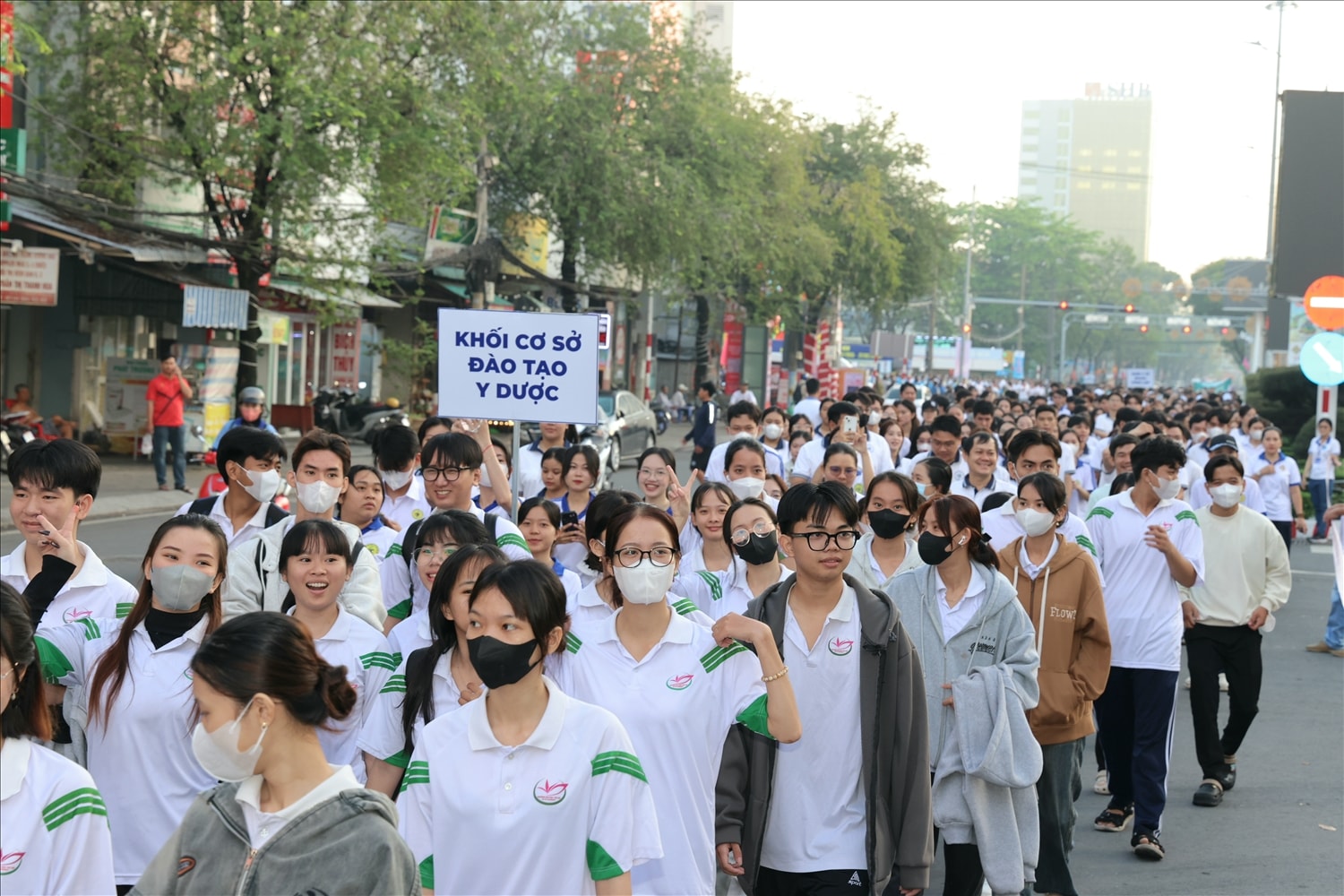 Đông đảo sinh viên ngành y tham gia chương trình.