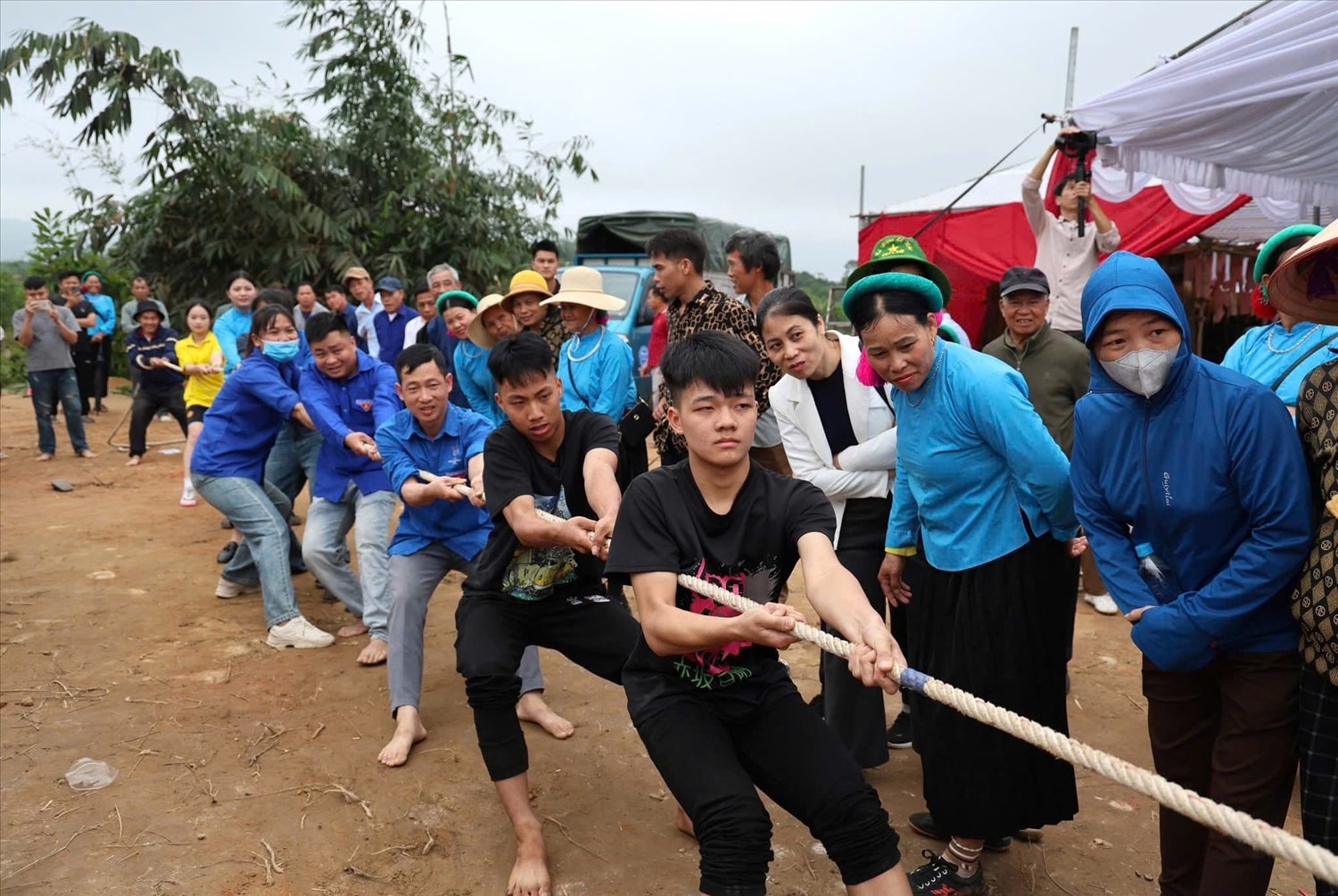 Không khí hội xuân sôi nổi với các trò chơi dân gian 