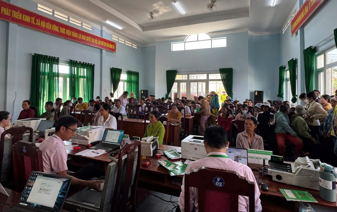 Giải ngân cho bà con tại Điểm giao dịch Yang Tao, xã Liên Sơn Lắk