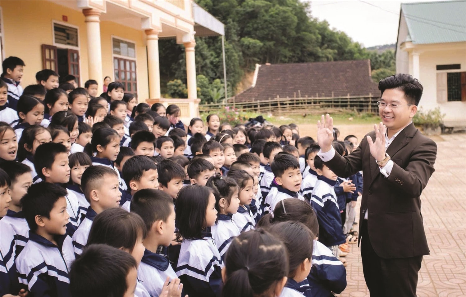 Lang Công Đạt trao tặng áo ấm và chụp ảnh lưu niệm cùng các em học sinh Trường Tiểu học Châu Thái (Phân hiệu Đồng Minh) -  Trường cũ ngày xưa Đạt theo học