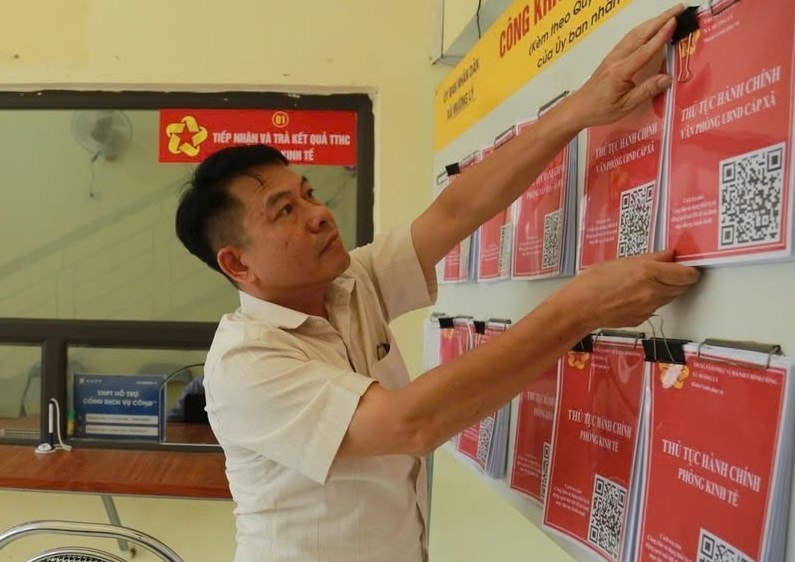  Anh Nguyễn Công Bằng, cán bộ được điều động lên Mường Lý, hướng dẫn người dân làm thủ tục hành chính tại Trung tâm Phục vụ hành chính công