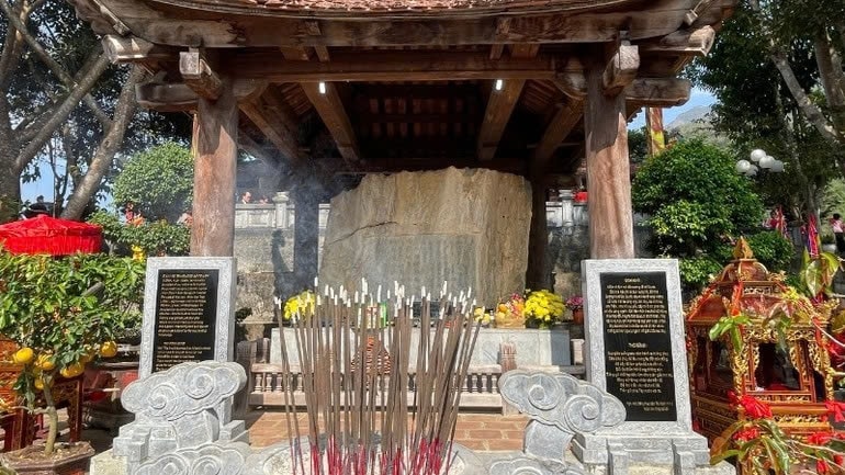 Bia Lê Lợi sau khi được khoan cắt và di chuyển về Đền thờ Vua Lê Thái Tổ trên đỉnh Pú Huổi Chỏ cách nơi cũ 500m.Ảnh: ITN