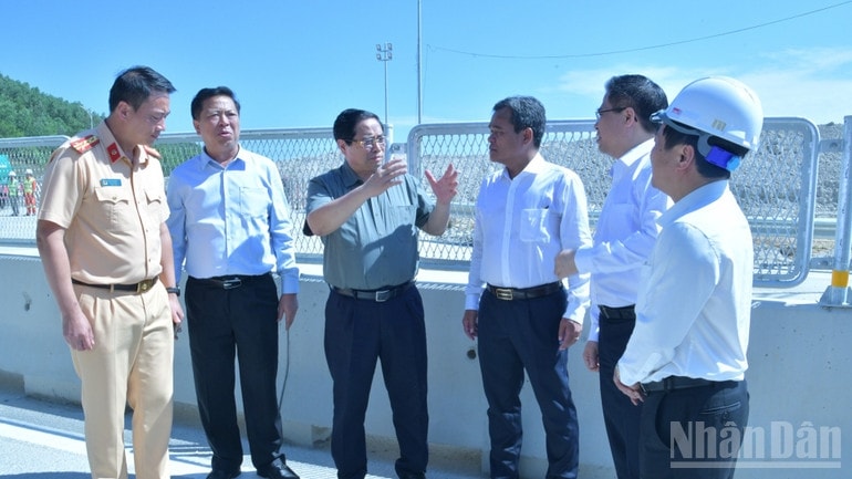 Thủ tướng Phạm Minh Chính cho ý kiến chỉ đạo khi đi kiểm tra tuyến cao tốc Quảng Ngãi-Hoài Nhơn đoạn qua địa phận tỉnh Quảng Ngãi. (Ảnh: Thanh Giang)