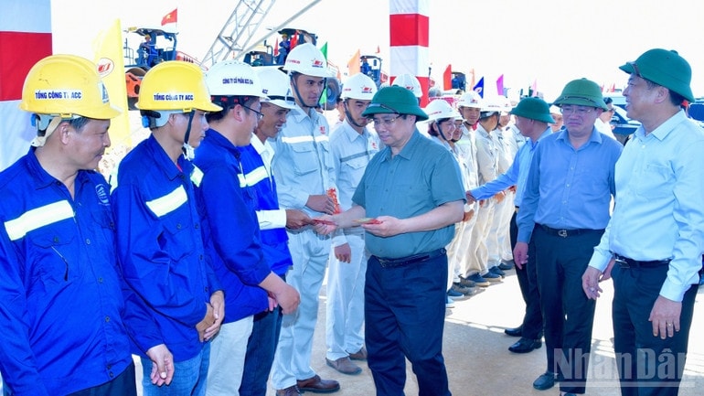Thủ tướng Phạm Minh Chính tới thăm, tặng quà động viên các kỹ sư, công nhân trên công trường, mong muốn anh em nỗ lực phấn đấu bảo đảm tiến độ, chất lượng công trình. (Ảnh: Thanh Giang)