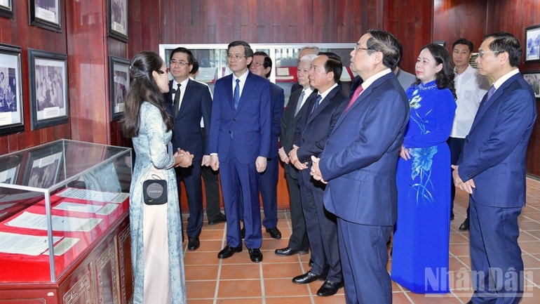 Thủ tướng Phạm Minh Chính và các đại biểu xúc động nghe giới thiệu về những hiện vật, tư liệu về cuộc đời hoạt động cách mạng của Thủ tướng Phạm Văn Đồng. (Ảnh: Thanh Giang)