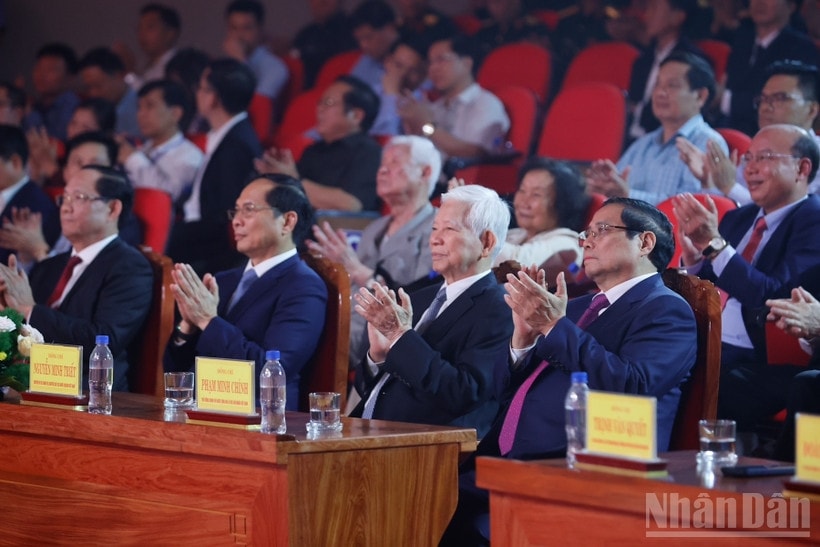 Thủ tướng Chính phủ Phạm Minh Chính và các đồng chí lãnh đạo, nguyên Lãnh đạo Đảng, Nhà nước dự Chương trình Nghệ thuật chính luận 