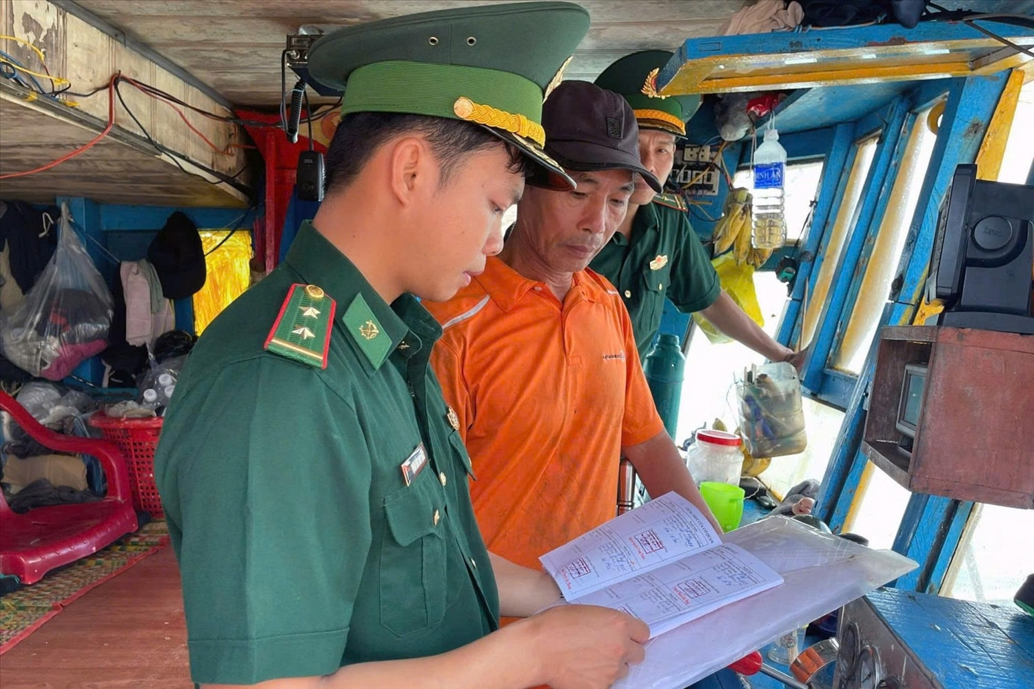 Các lực lượng chức năng ở Quảng Trị kiểm tra, tuyên truyền về công tác chống khai thác IUU 