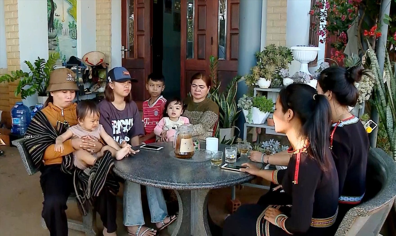 Thành viên tổ bầu cử đến từng nhà dân tuyên truyền giúp bà con hiểu rõ hơn về ngày bầu cử