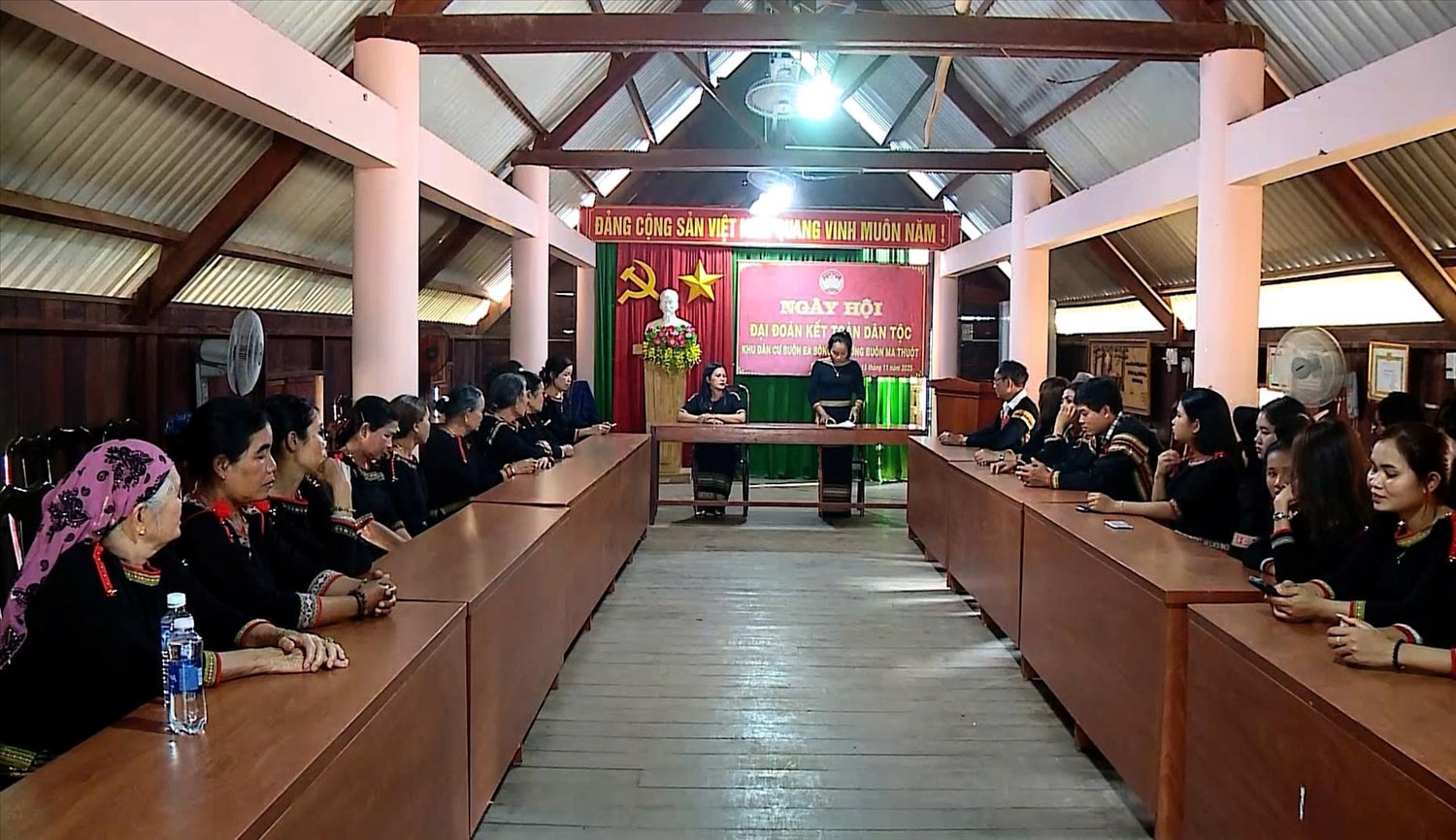 Trong các buổi sinh hoạt cộng đồng, ban tự quan thôn, buôn lồng ghép tuyên truyền về ngày bầu cử đến người dân