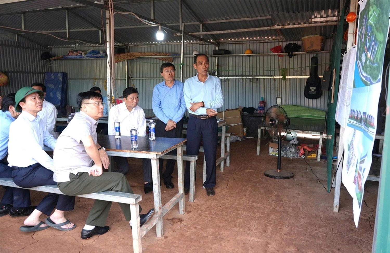 Chủ đầu tư cùng đơn vị thi công Trường Nội trú Tiểu học và Trung học cơ sở Thượng Trạch báo cáo tiến độ dự án