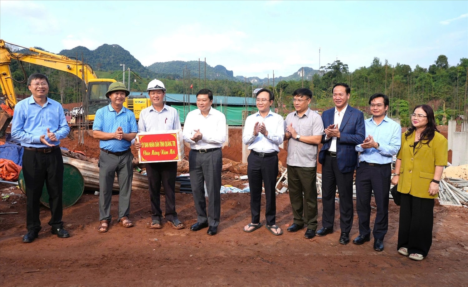 Chủ tịch UBND dân tỉnh Quảng Trị Lê Hồng Vinh (thứ 4 từ trái sang) cùng thành viên đoàn công tác tặng quà cho cán bộ, công nhân đang thi công tại công trường