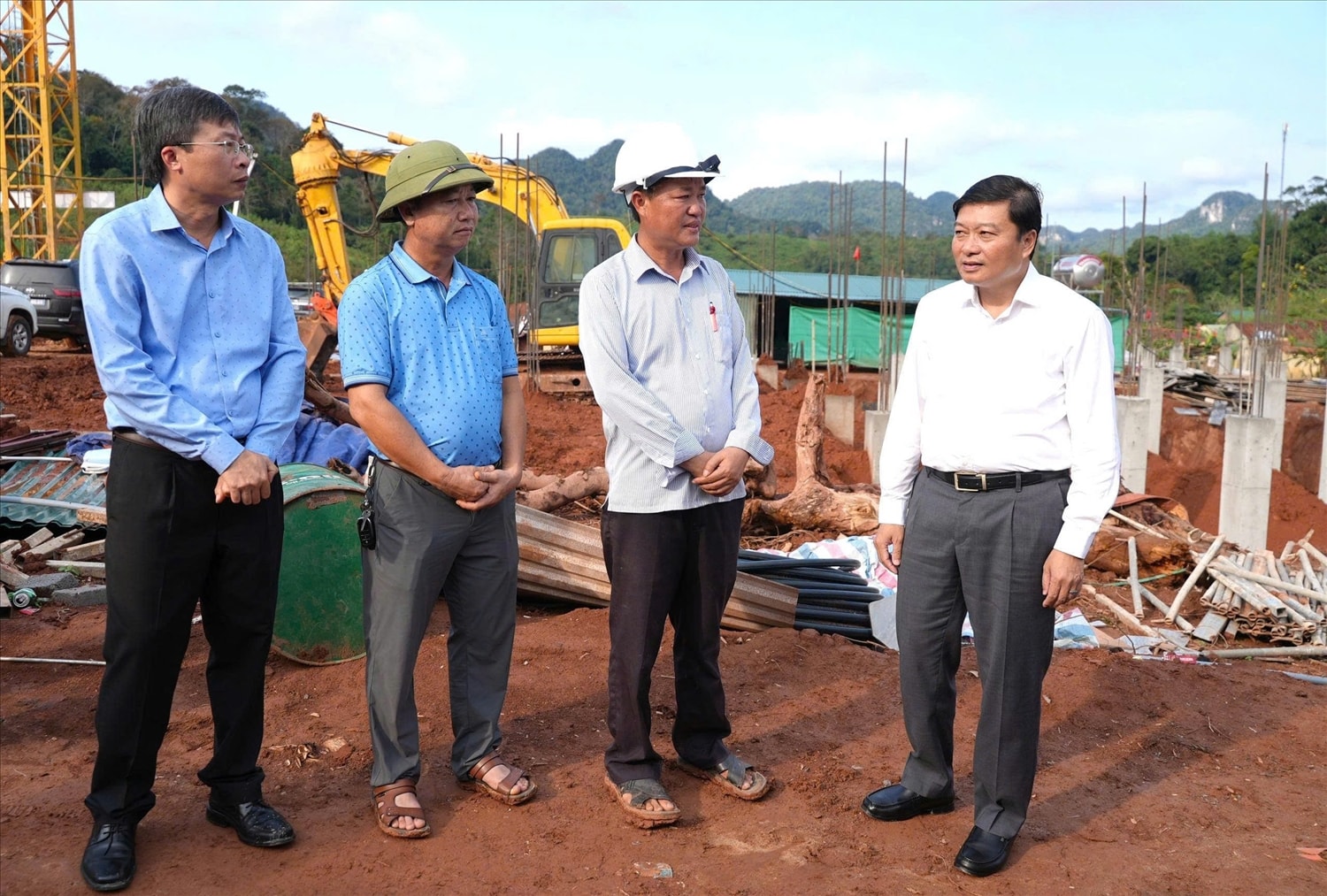 Chủ tịch UBND tỉnh Quảng Trị Lê Hồng Vinh (Ngoài cùng bên phải) kiểm tra công trình xây dựng Trường Liên cấp ở xã Thượng Trạch