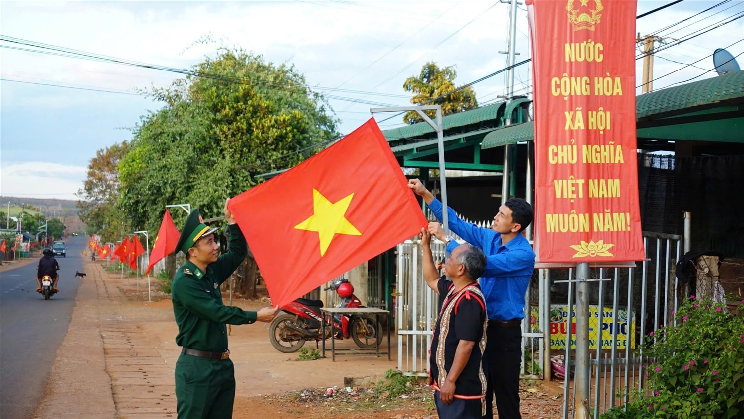 Xã Ia Pnôn treo cờ Tổ quốc, tích cực chuẩn bị cho Ngày hội non sông