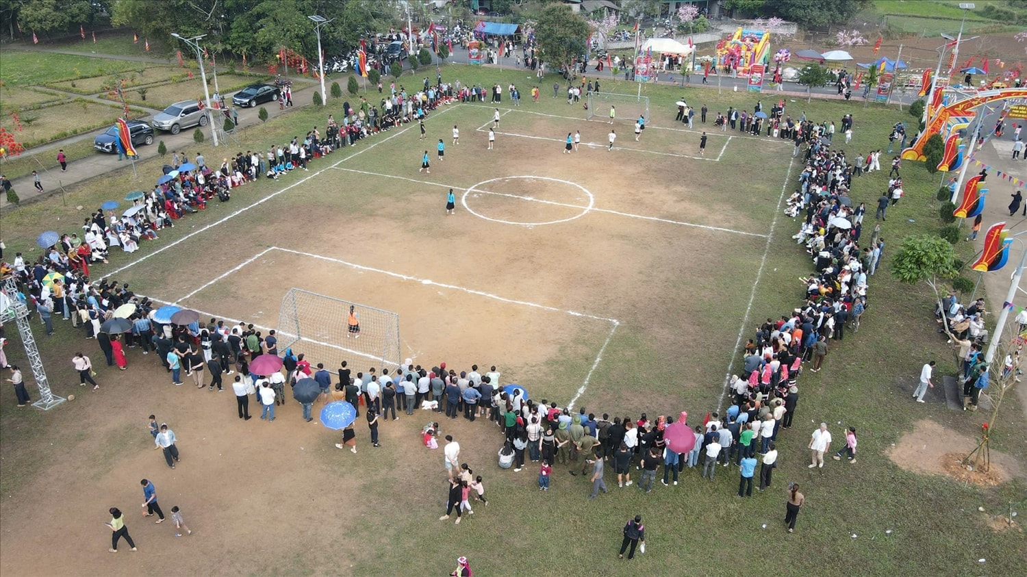 Giải bóng đá nữ thu hút đông đảo người dân địa phương và khách du lịch tham gia cổ vũ