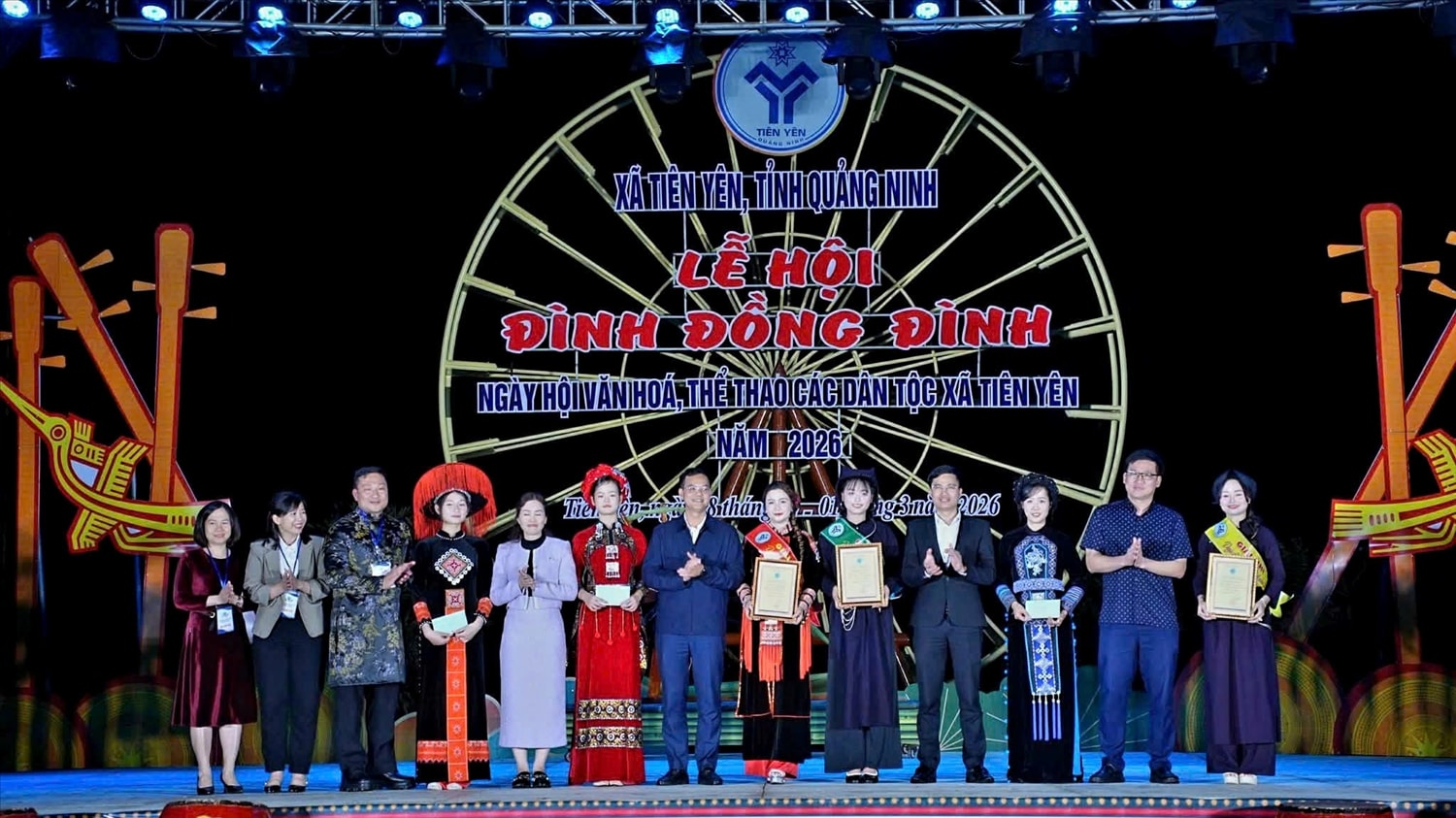 Ban Tổ chức trao giải phần thi trang phục truyền thống