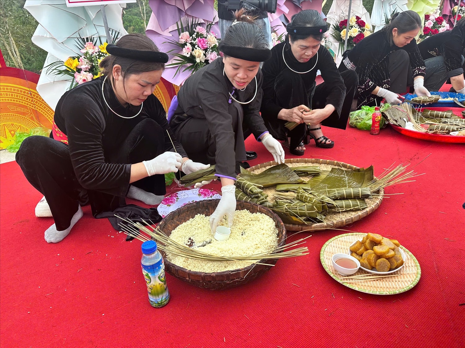 Phần thi gói bánh, làm bánh đậm màu sắc ẩm thực địa phương