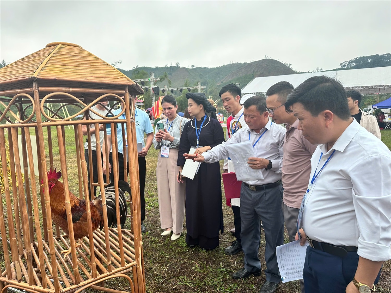 Ban Giám khảo chấm điểm cho sản phẩm của các đội thi