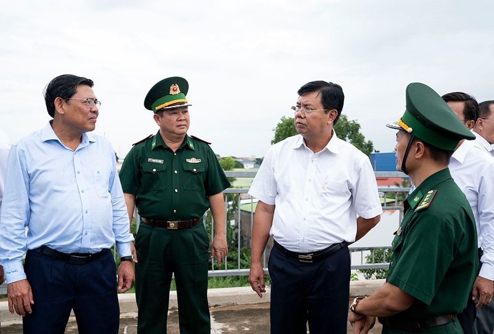 Ông Nguyễn Tiến Hải ( người đứng thứ 3 từ trái qua), Bí thư Tỉnh ủy An Giang và Đại tá Phạm Văn Thắng (người đứng thứ 2 từ trái qua), Chỉ huy trưởng Ban Chỉ huy Bộ đội Biên phòng tỉnh An Giang là các ứng cử viên đại biểu Quốc hội tại hai đặc khu