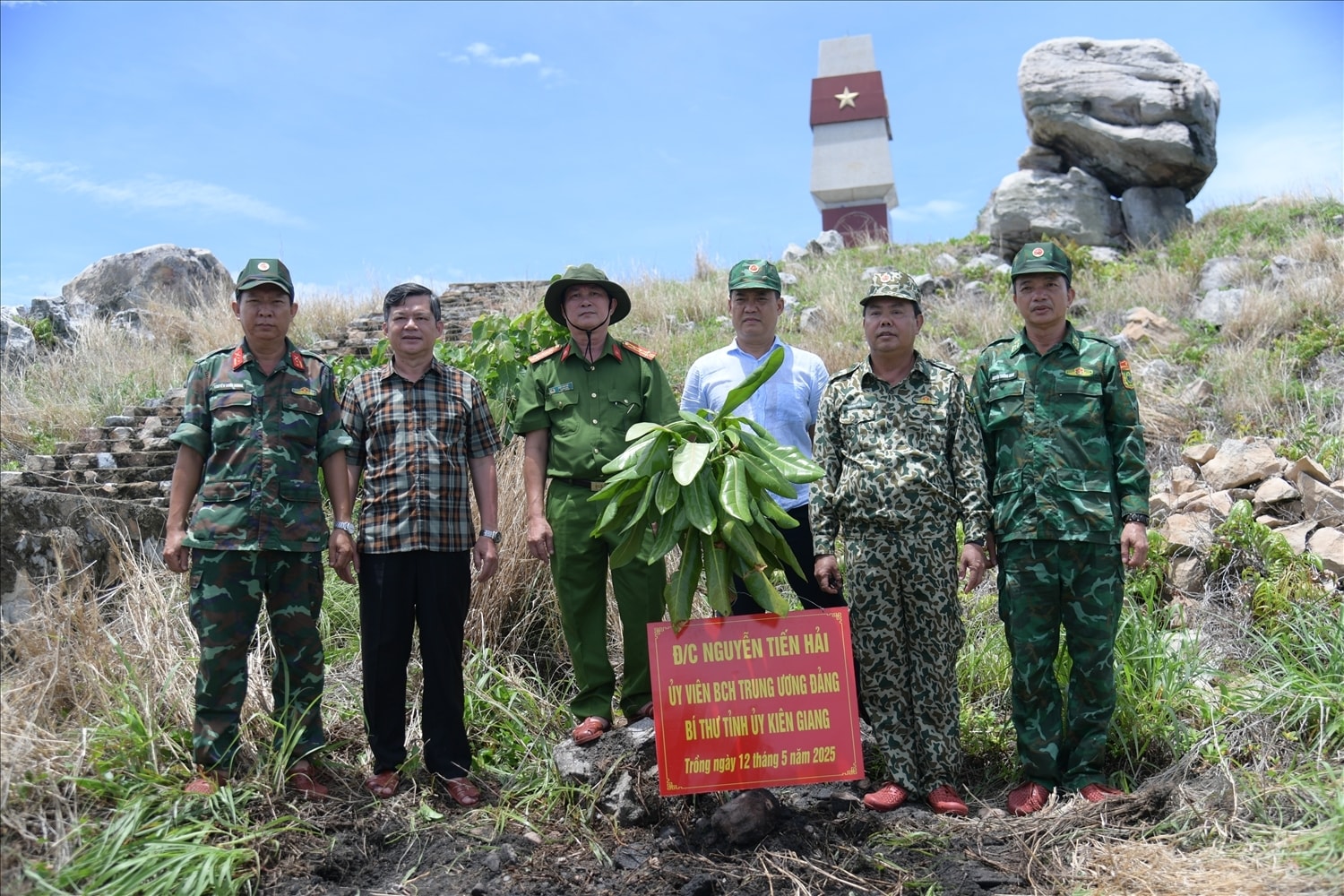 Bí thư Tỉnh ủy An Giang -  Nguyễn Tiến Hải (thứ 2, từ phải qua) trồng cây lưu niệm trên Hòn Nhạn, thuộc Đặc khu Thổ Châu