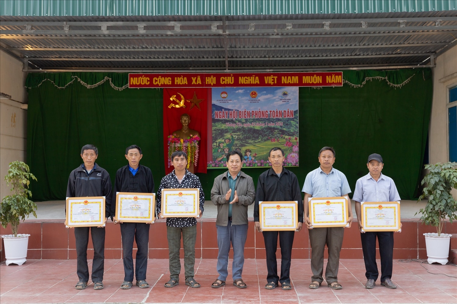 Chính quyền địa phương trao tặng Giấy khen cho các tập thể và cá nhân có thành tích xuất sắc trong phong trào: Toàn dân tham gia bảo vệ chủ quyền lãnh thổ, an ninh biên giới quốc gia