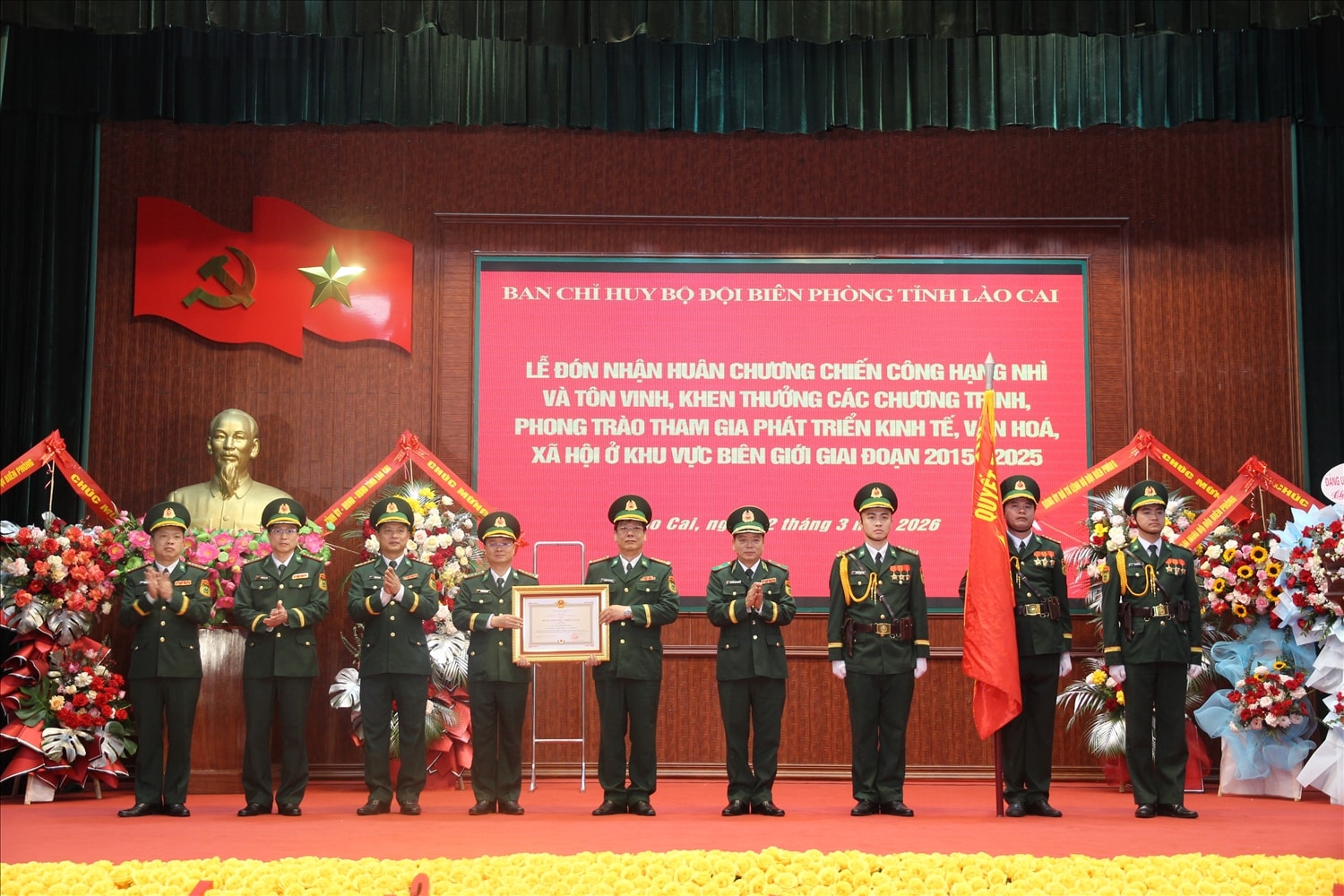Thiếu tướng Nguyễn Văn Thiện, Phó tư lệnh BĐBP thừa ủy quyền của Chủ tịch nước trao Huân chương Chiến công hạng Nhì cho  BĐBP Lào Cai (Ảnh Trọng Bảo)
