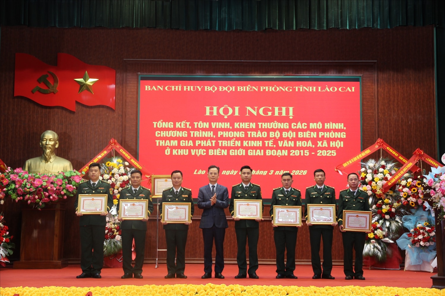 Phó Chủ tịch UBND tỉnh Lào Cai Nguyễn Thành Sinh trao Bằng khen của Chủ tịch UBND tỉnh cho các tập thể, cá nhân có thành tích xuất sắc (Ảnh Trọng Bảo)