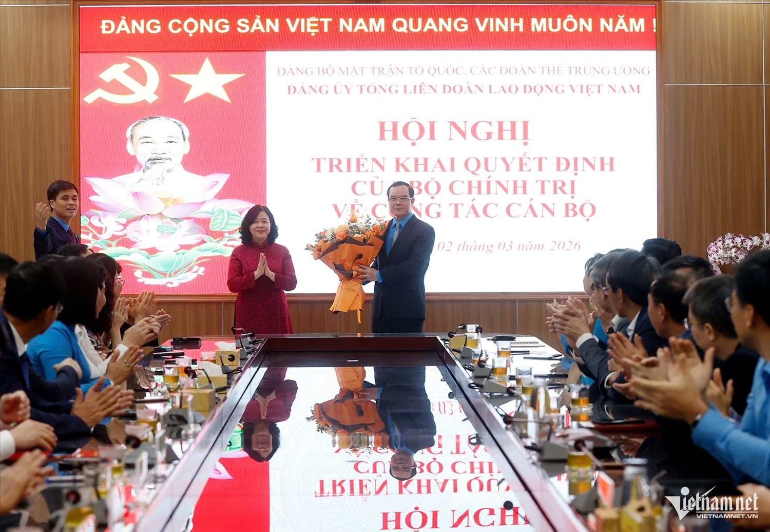 Chủ tịch Ủy ban Trung ương MTTQ Việt Nam Bùi Thị Minh Hoài tặng hoa chúc mừng ông Nguyễn Đình Khang