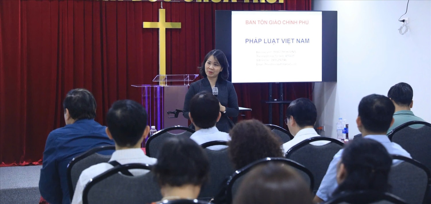 Đại diện Ban Tôn giáo Chính (Bộ Dân tộc và Tôn giáo)  phủ tuyên truyền về pháp luật về lĩnh vực tín ngưỡng, tôn giáo và pháp luật về bầu cử  
