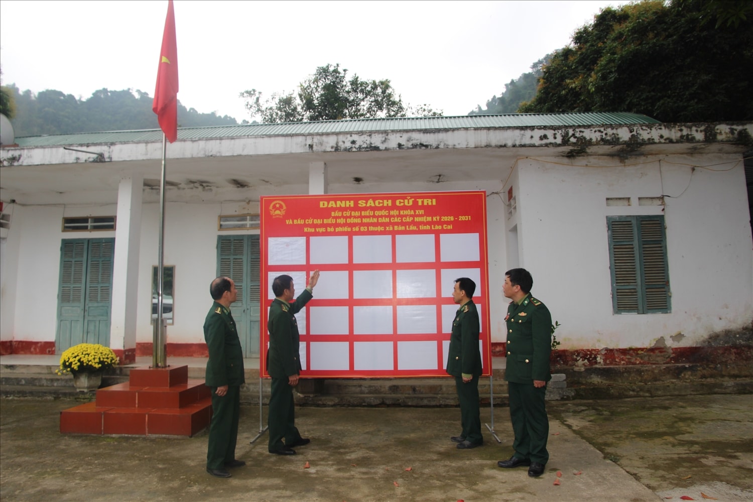 Cán bộ, chiến sỹ Đồn Biên phòng Bản Lầu kiểm tra thông tin danh sách cử tri được niêm yết tại tổ bầu cử số 3 xã Bản Lầu (Ảnh Trọng Bảo)