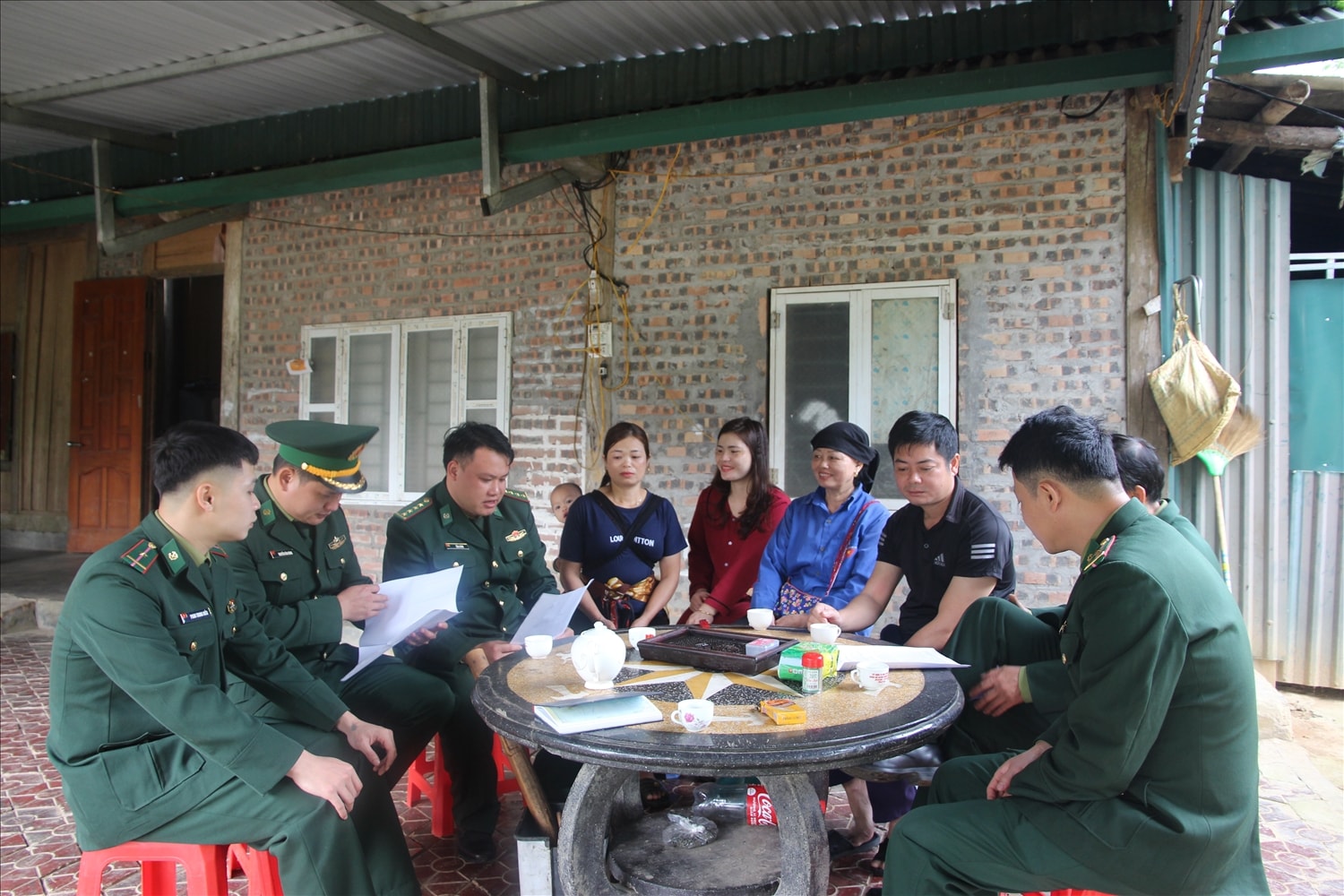 Tranh thủ giờ nghỉ trưa của bà con Nhân dân để tới tuyên truyền, vận động về công tác bầu cử (Ảnh Trọng Bảo)