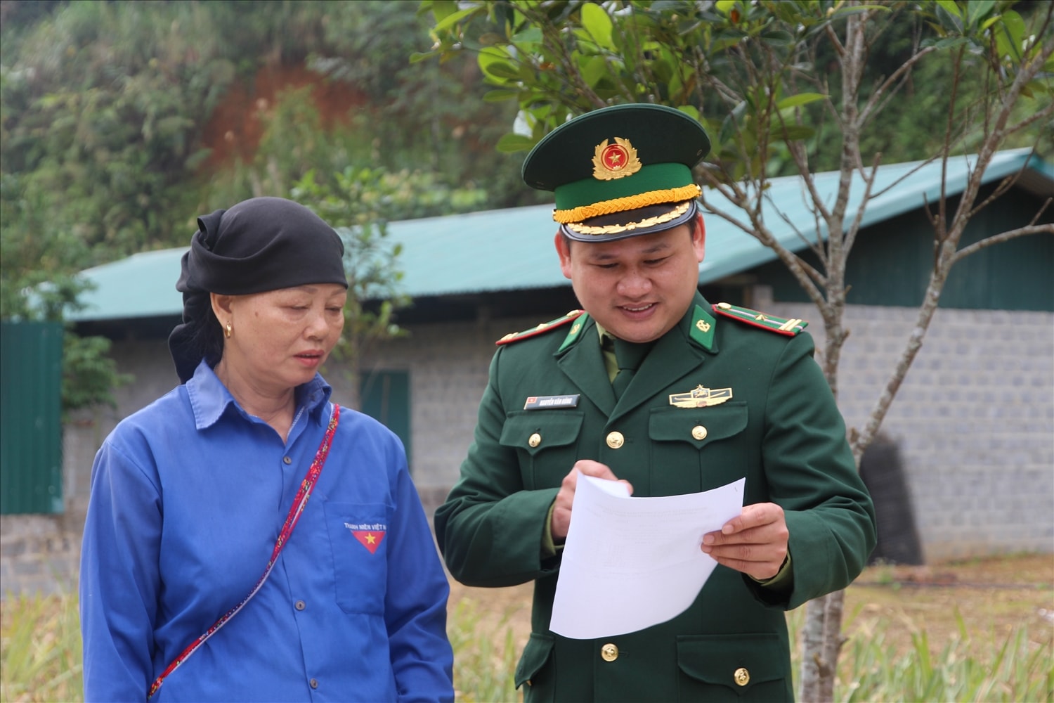 Bộ đội Biên phòng tuyên truyền, hướng dẫn bà con Nhân dân các nội dung liên quan đến công tác bầu cử (Ảnh Trọng Bảo)