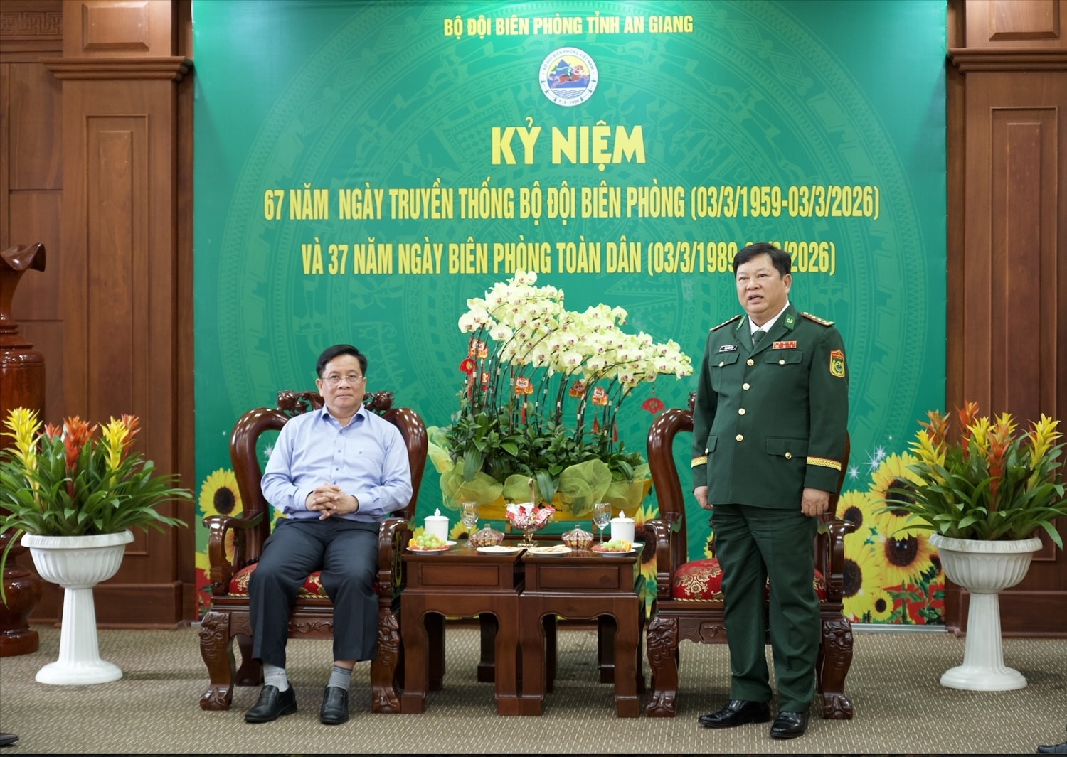Chiều 02/03, Ủy viên Trung ương Đảng, Phó Bí thư Tỉnh uỷ, Chủ tịch UBND tỉnh An Giang Hồ Văn Mừng, đã đến tặng hoa chúc mừng ngày truyền thống tại Ban Chỉ huy Bộ đội Biên phòng An Giang (Ảnh: Tiến Vinh) 