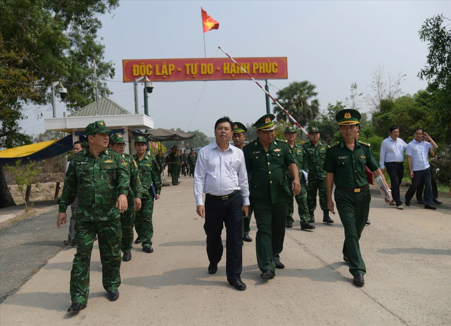 Ông Nguyễn Tiến Hải ( áo trắng), Bí thư Tỉnh ủy An Giang và  Đại tá Phạm Văn Thắng ( bìa trái) - Chỉ huy trưởng Ban Chỉ huy BĐBP tỉnh An Giang là ứng cử viên đại biểu Quốc hội Khóa XVI 