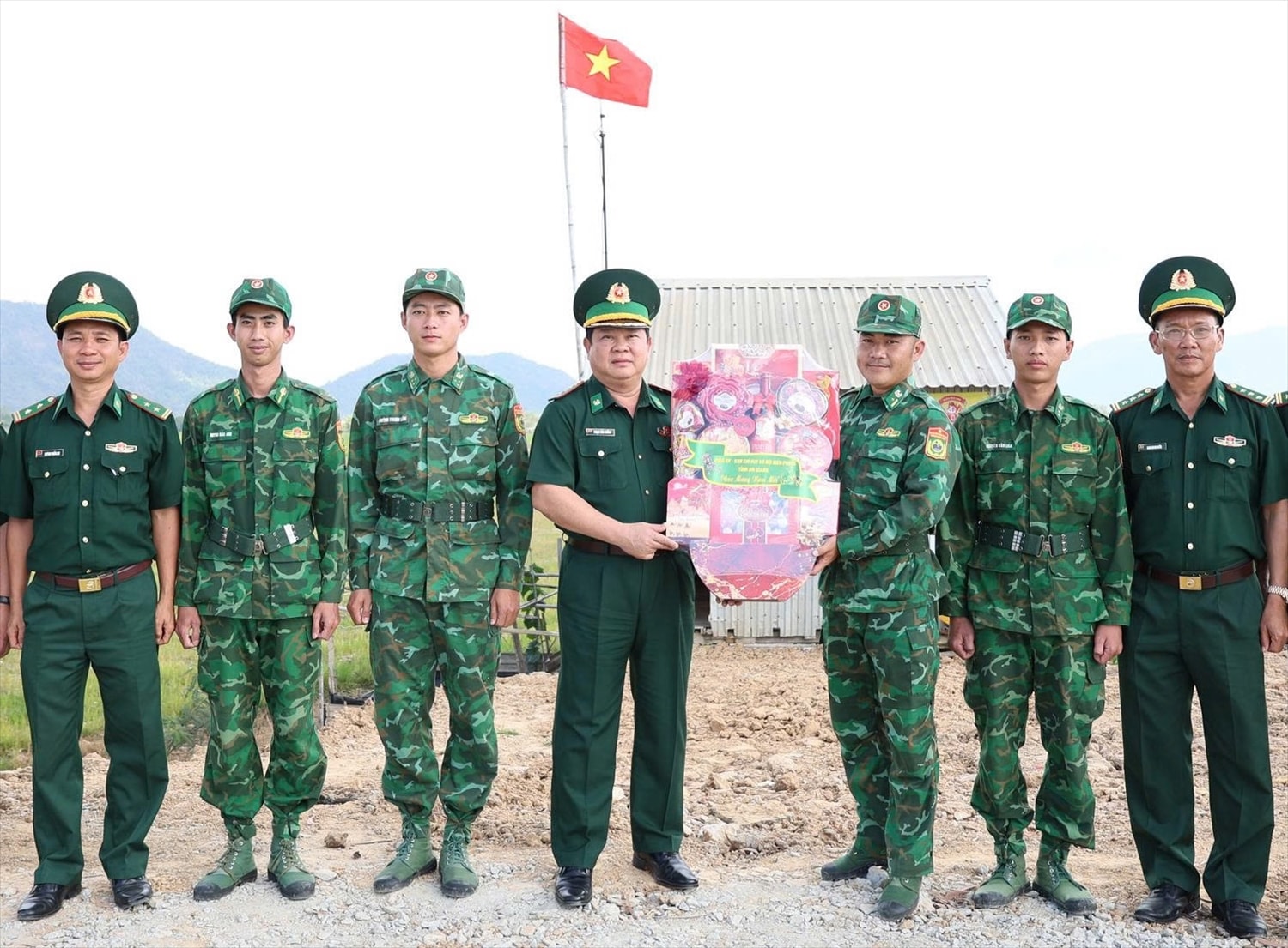 Đại tá Phạm Văn Thắng luôn quan tâm và động viên kịp thời các các lực lượng làm nhiệm vụ trên tuyến biên giới  ( Ảnh: Tuấn Kiệt)