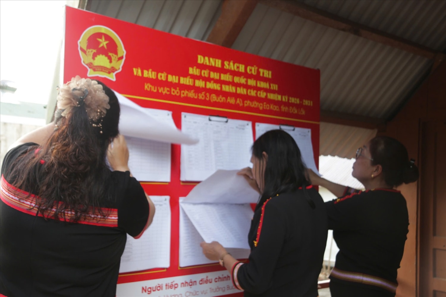 Danh sách cử tri được niêm yết cẩn thận.