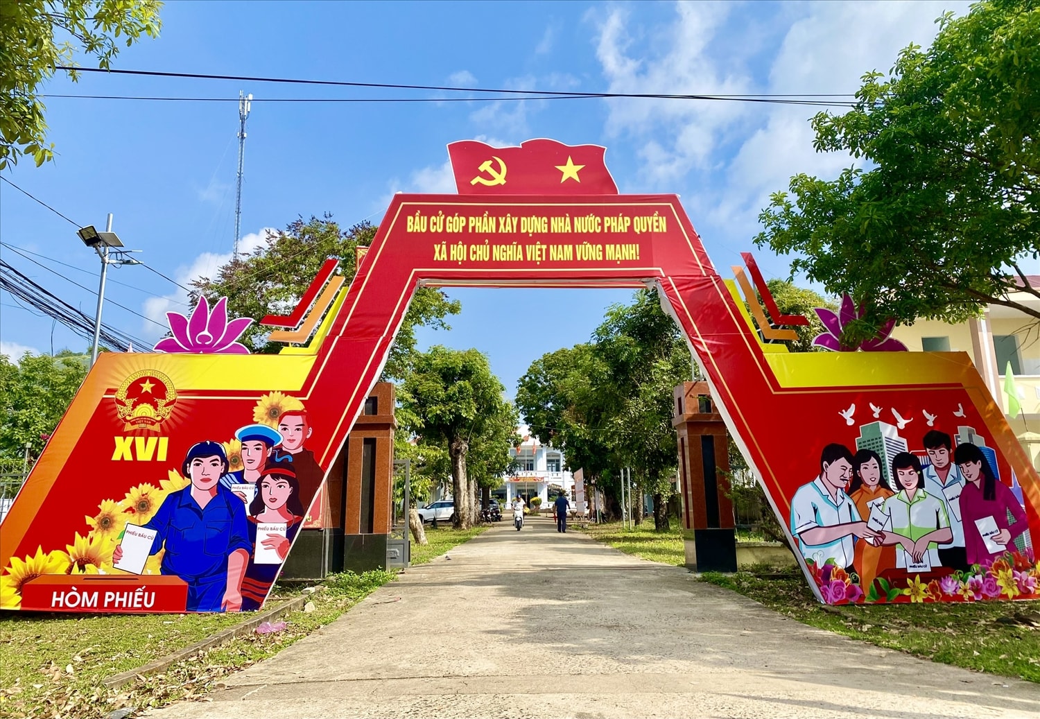Cụm pano tuyên truyền bầu cử đại biểu Quốc hội khóa XVI và HĐND các cấp, nhiệm kỳ 2026-2031 tại trung tâm xã Ia Chim. (Ảnh: Ngọc Chí)