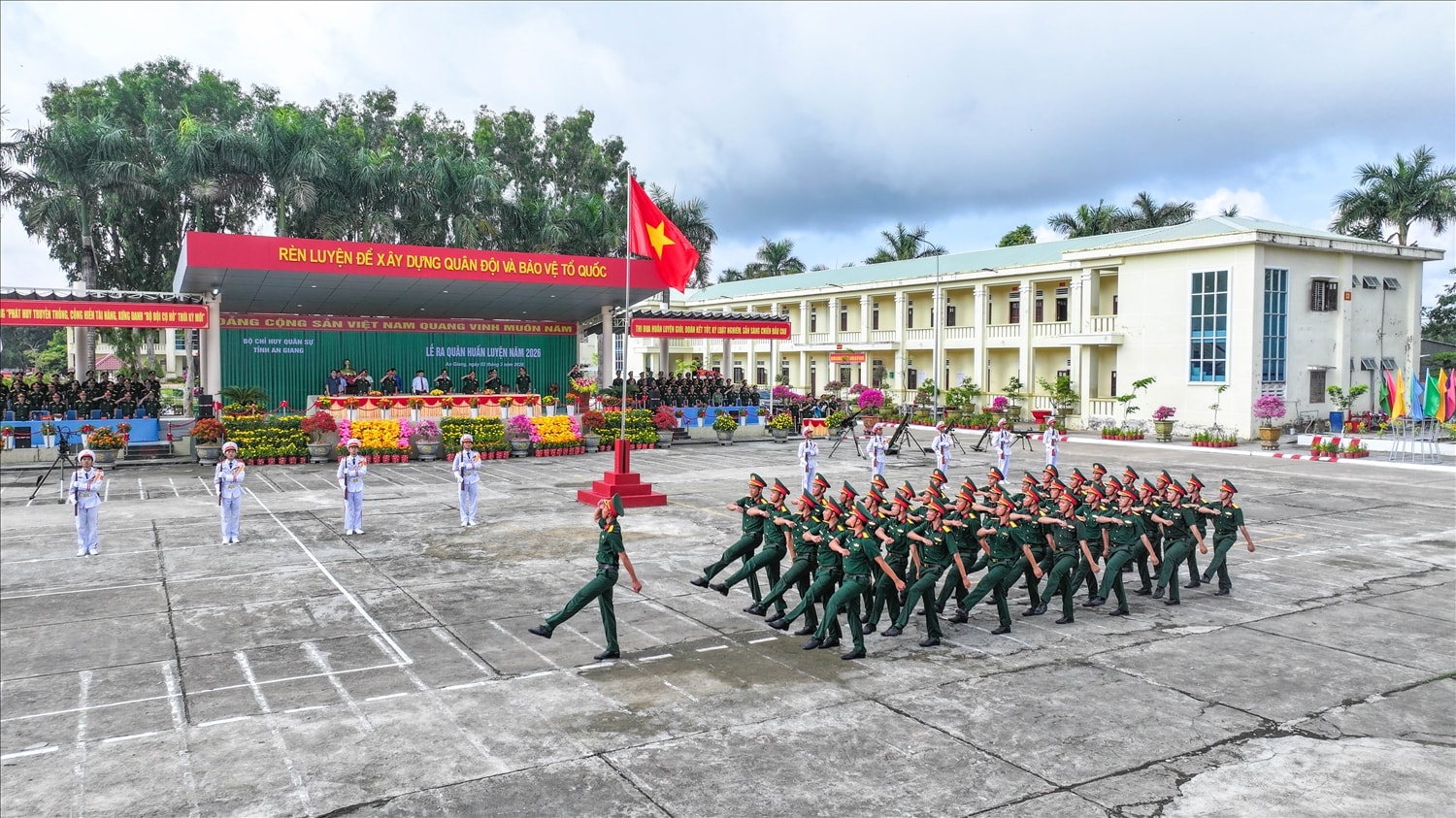 Lực lượng vũ trang tỉnh An Giang duyệt đội ngũ tại lễ ra quân huấn luyện năm 2026.