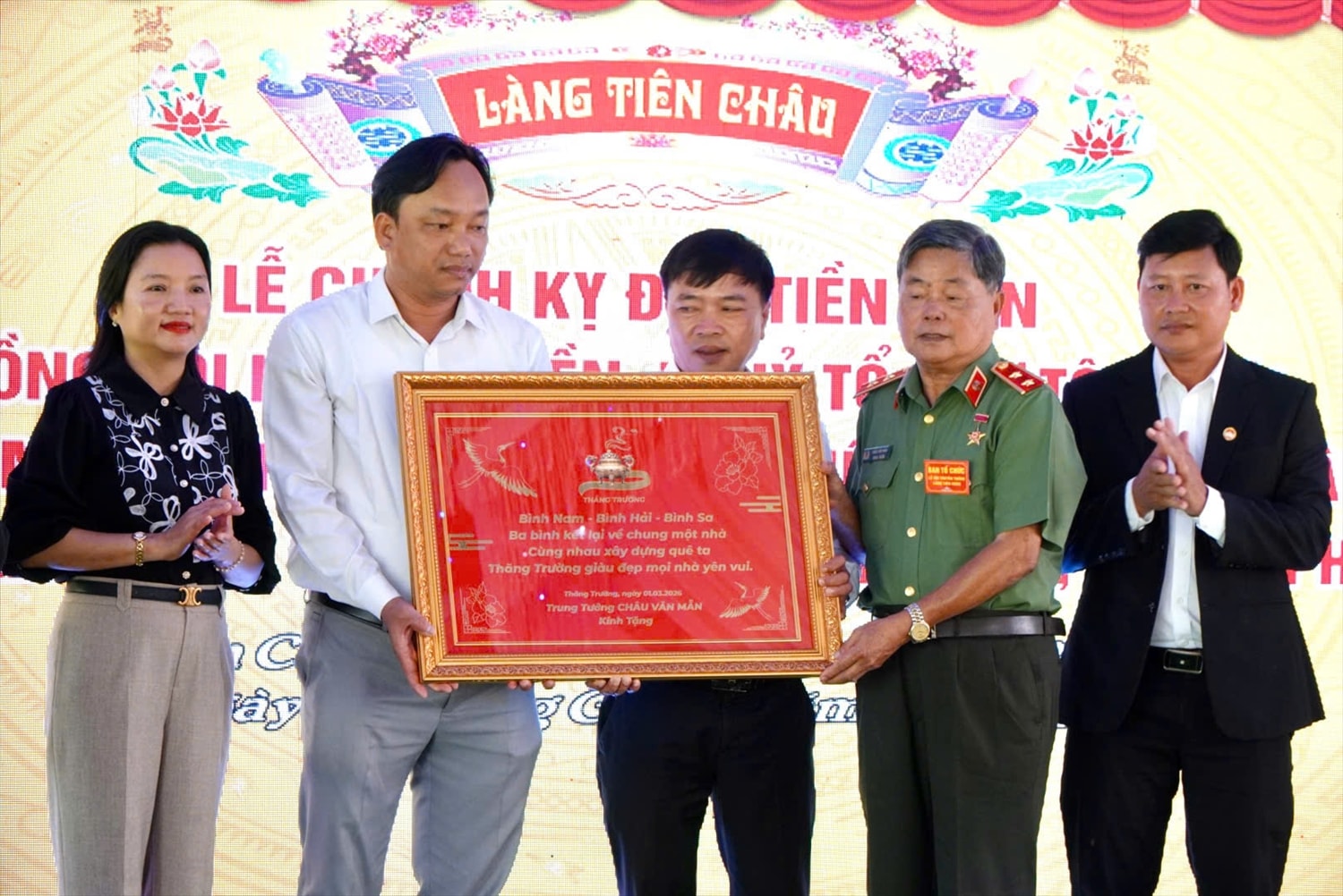 Trung tướng Châu Văn Mẫn tặng quà cho Ban Tổ chức hội truyền thống làng Tiên Châu.