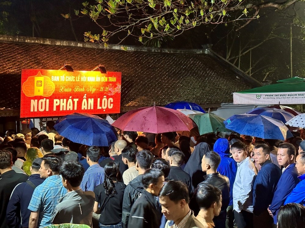 Hàng nghìn người dân đội mưa, xếp hàng xuyên đêm chờ phát ấn tại Đền Trần.