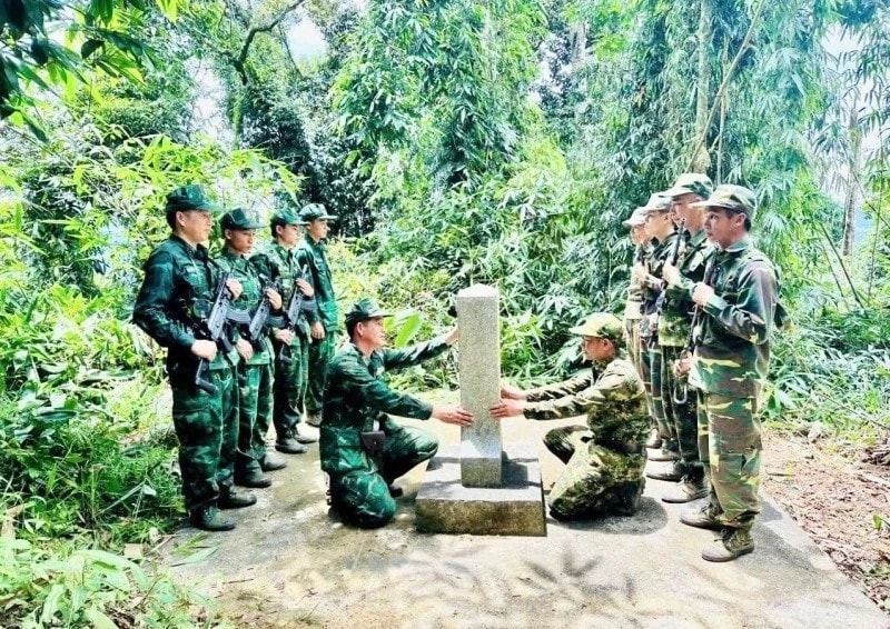 Đồn Biên phòng Hiền Kiệt phối hợp với Đại đội 215, Bộ CHQS tỉnh Hủa Phăn (Lào) tuần tra song phương cột mốc.