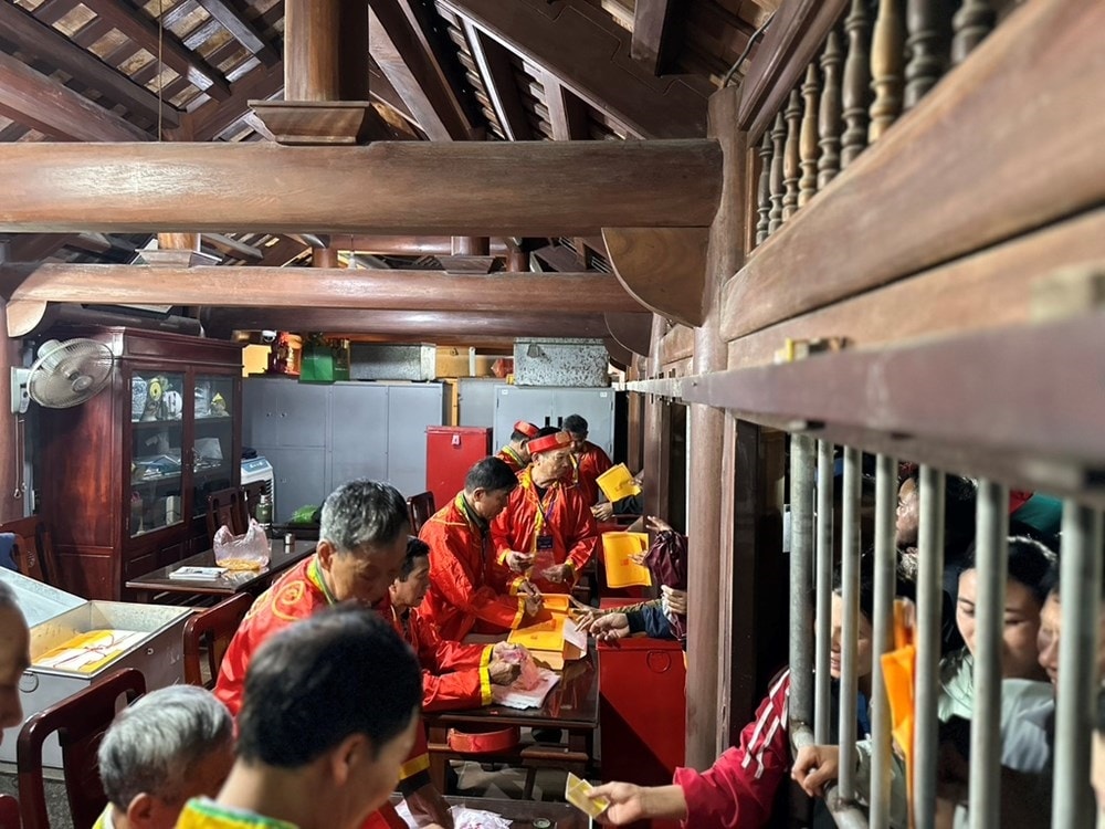 Đúng 5 giờ sáng 15 tháng Giêng, Ban Tổ chức mở cửa phát ấn cho Nhân dân.
