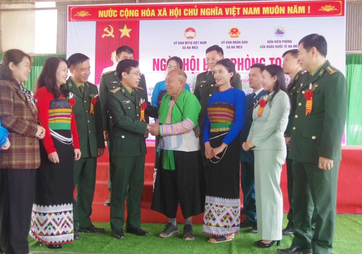 Lãnh đạo Bộ đội Biên phòng Thanh Hóa gặp gỡ, động viên Nhân dân tại Ngày hội Biên phòng toàn dân xã Na Mèo