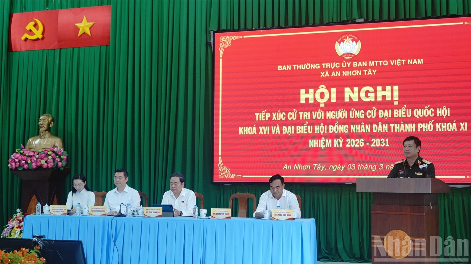 Người ứng cử trình bày chương trình hành động tại hội nghị. (Ảnh: THẾ ANH)