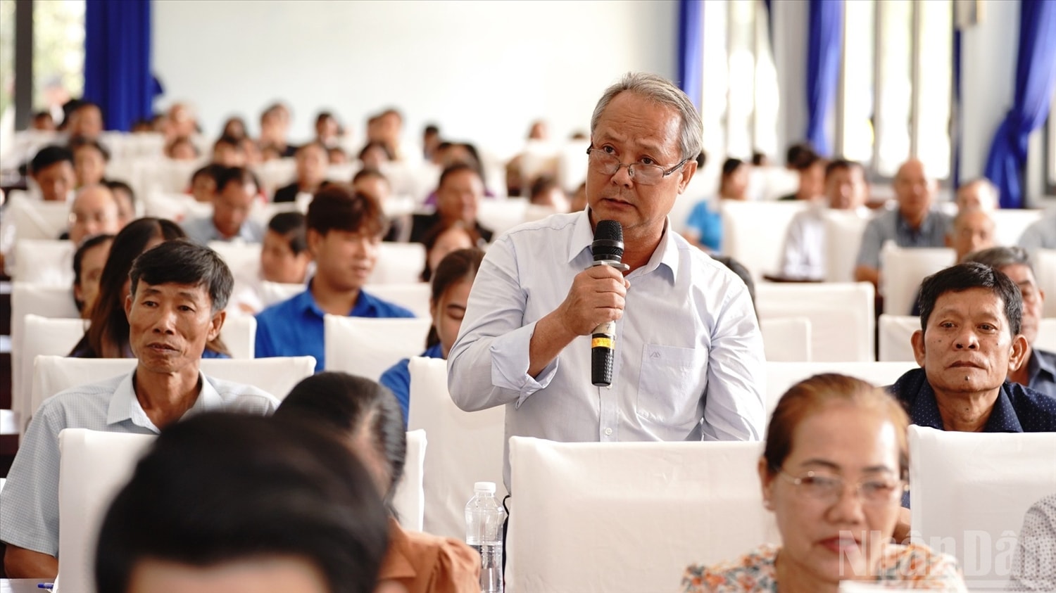 Cử tri kiến nghị với người ứng cử tại hội nghị chiều 3/3. (Ảnh: THẾ ANH)