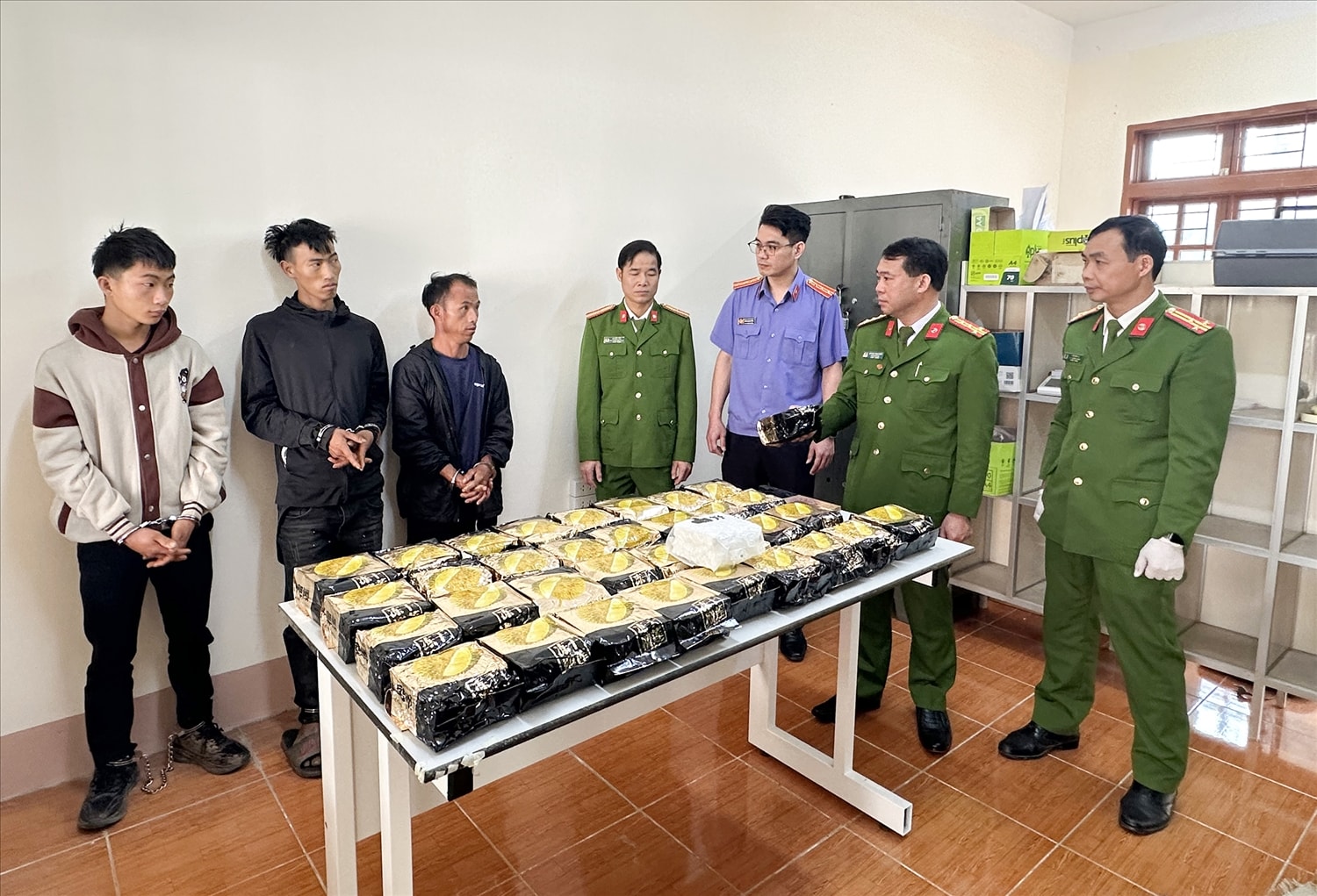  Ba đối tượng Lý A Dơ, Lý A Lù và Lý A Cang (từ trái qua) tại cơ quan Công an và tang vật thu giữ