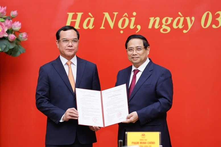 Thủ tướng trao quyết định điều động, bổ nhiệm cho đồng chí Nguyễn Đình Khang - Ảnh: VGP/Nhật Bắc