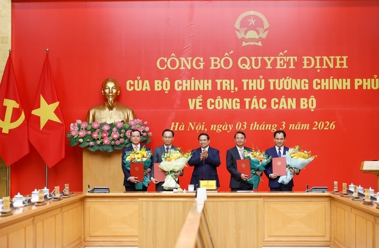Thủ tướng tặng hoa các đồng chí mới được bổ nhiệm - Ảnh: VGP/Nhật Bắc